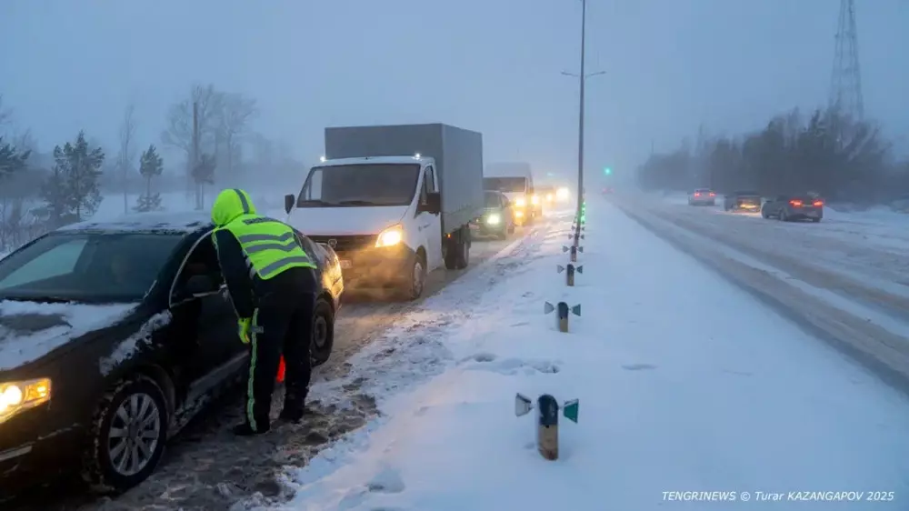 Полицейские ведут колонны: в шести областях закрыты участки дорог из-за погодных условий