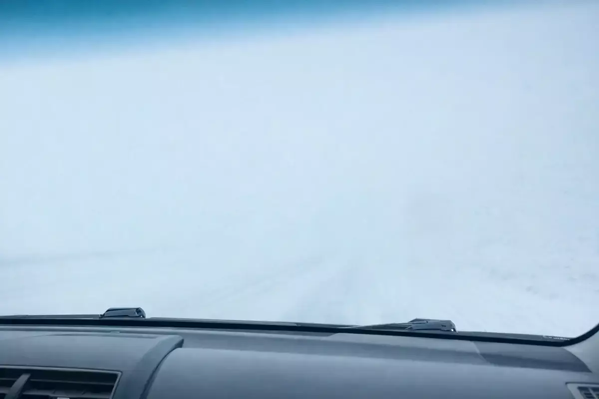 Непогода в Мангистау: машины ползут, трассы закрывают, водителей сопровождает полиция - новости на Lada.kz 26.01.2026