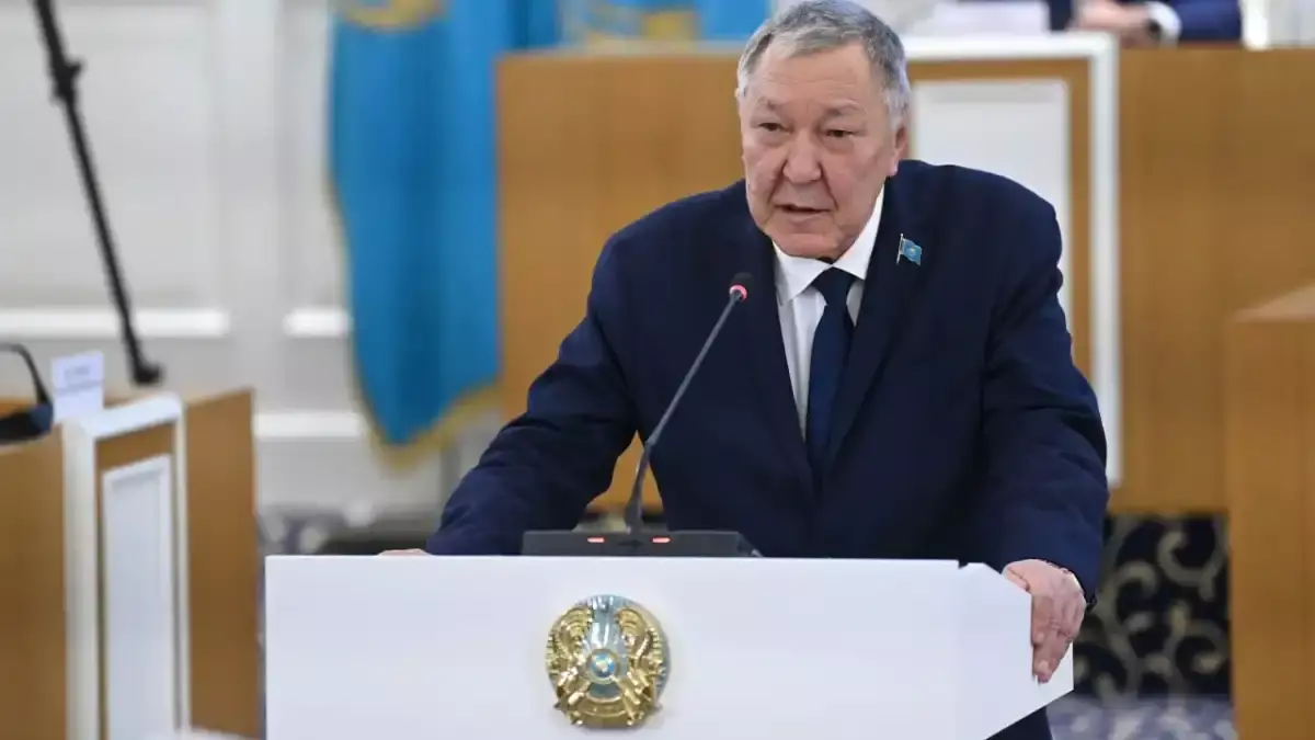 «Еңбек бостандығының» орнына«еңбекке құқық» – белгілі заңгер Конституцияға өзгерістер туралы пікір білдірді