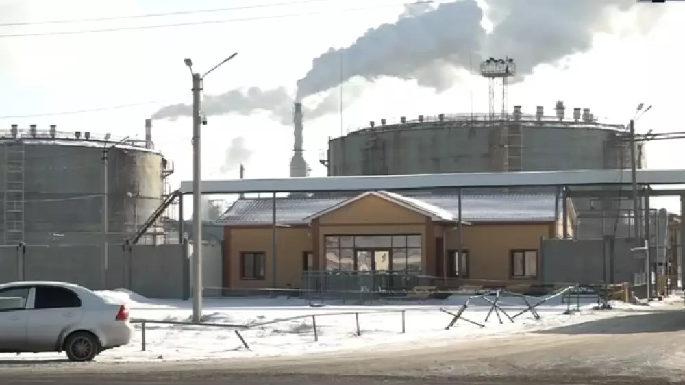 Жители Атырау снова жалуются на невыносимый запах