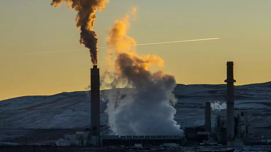 Угольные электростанции усиливают работу, поскольку исторический зимний шторм доводит энергосистему США до предела.