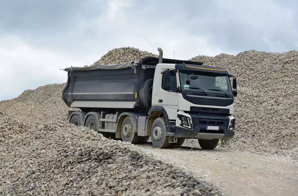 Экскаватор конфисковали за незаконную добычу гравия в Алматинской области