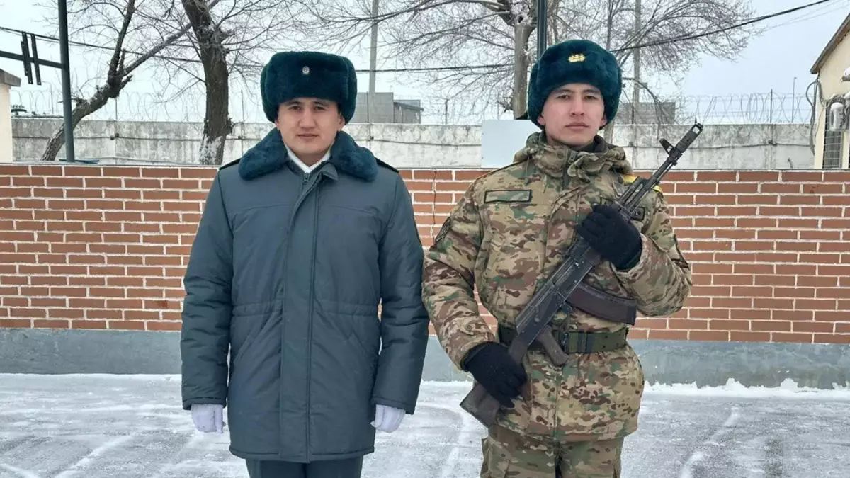 Атырауда жас сарбаз туған ағасының алдына барып, Ант берген (ФОТО)