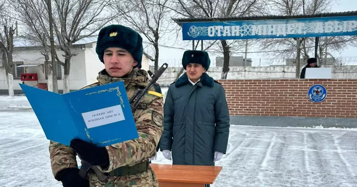  Ұлттық ұлан офицері туған інісінен Әскери ант қабылдады 