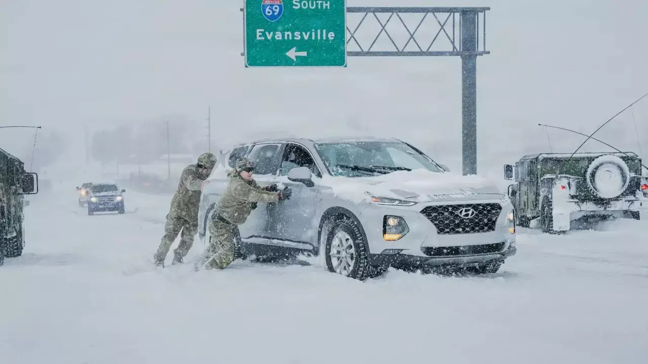 АҚШ-тағы қаһарлы қыс: 12 адам қаза тапты, 700 мыңнан астам тұрғын жарықсыз отыр