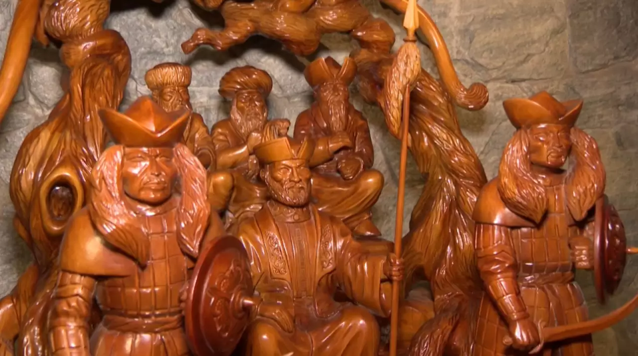 Мастер из Усть-Каменогорска воссоздаёт историю в скульптурах из дерева