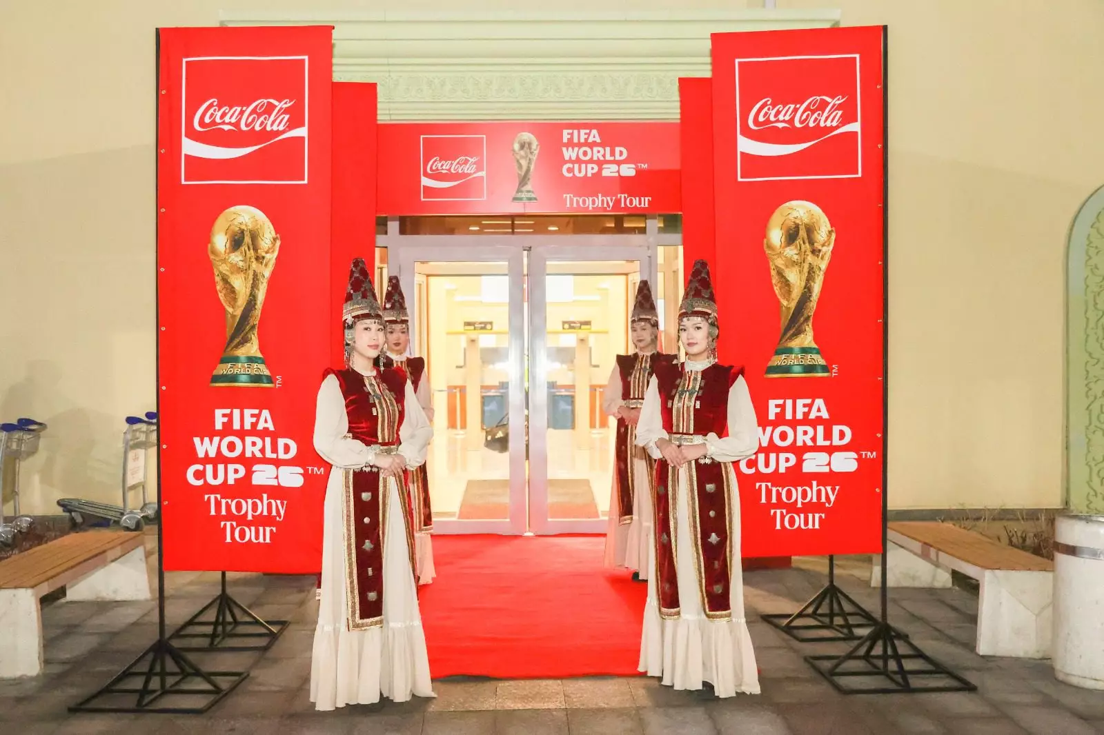 Сотни фанатов увидели Кубок Чемпионата мира по футболу FIFA™ в Алматы