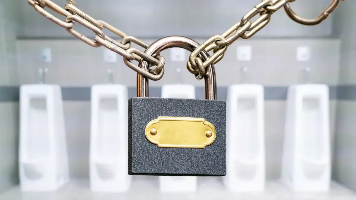 Формальная отчетность: установленные акиматами туалеты оказались закрыты