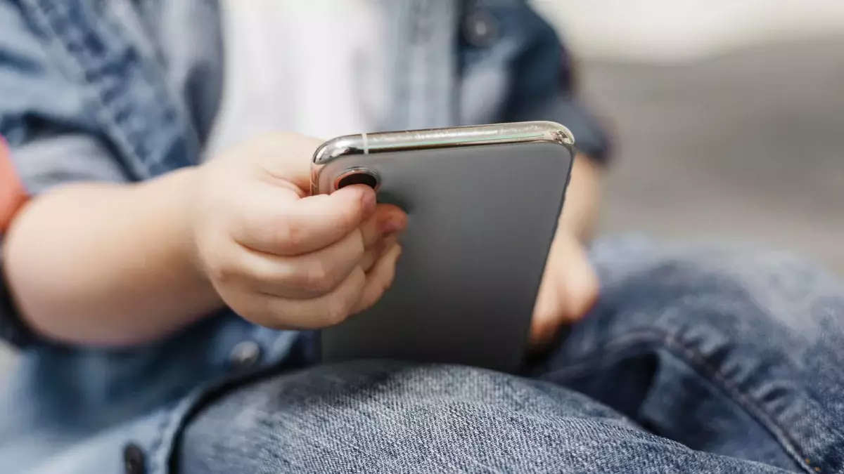 Қазақстанда балалардың әлеуметтік желіге тіркелуіне тыйым салына ма – министрдің жауабы