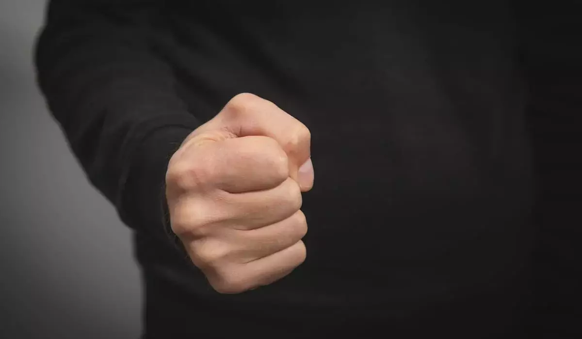 Житель Атбасара избил женщину во дворе дома