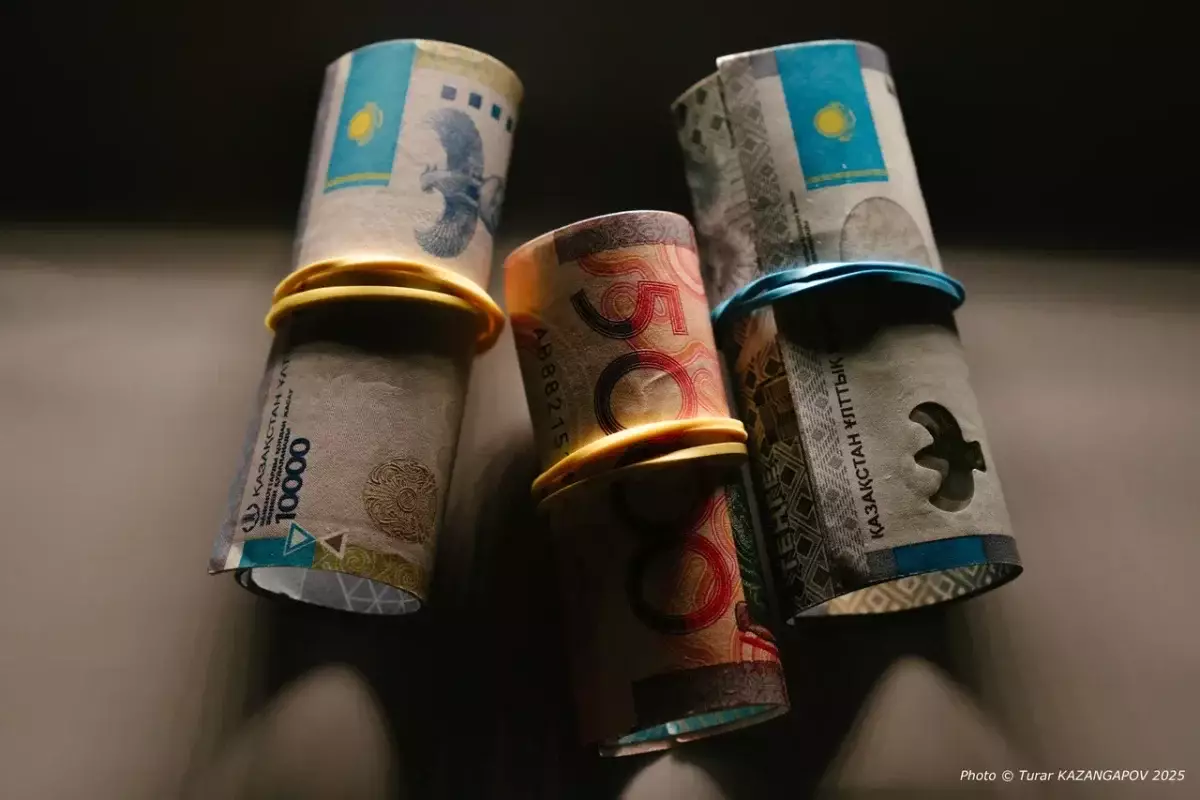 Тенге уверенно укрепляется к доллару: что происходит