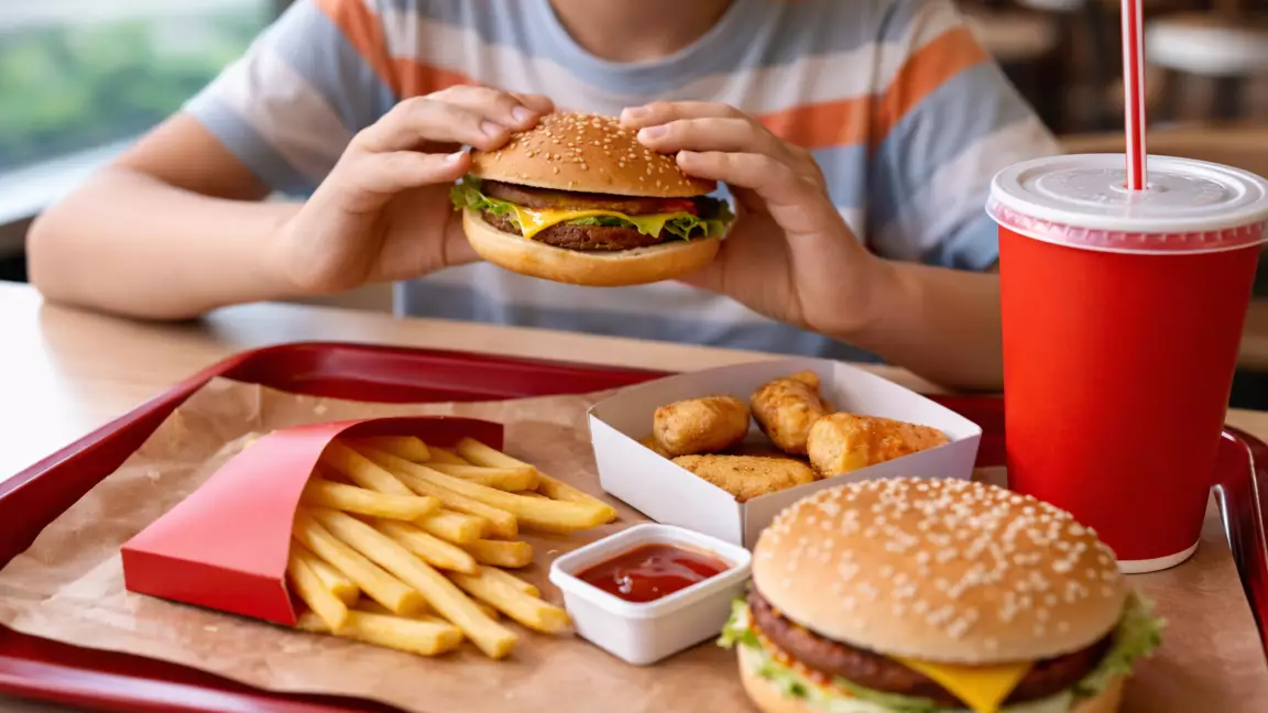 «Балалар фастфуд пен энергетикалық сусындарға тәуелді»: Бектенов Әлназароваға тапсырма берді