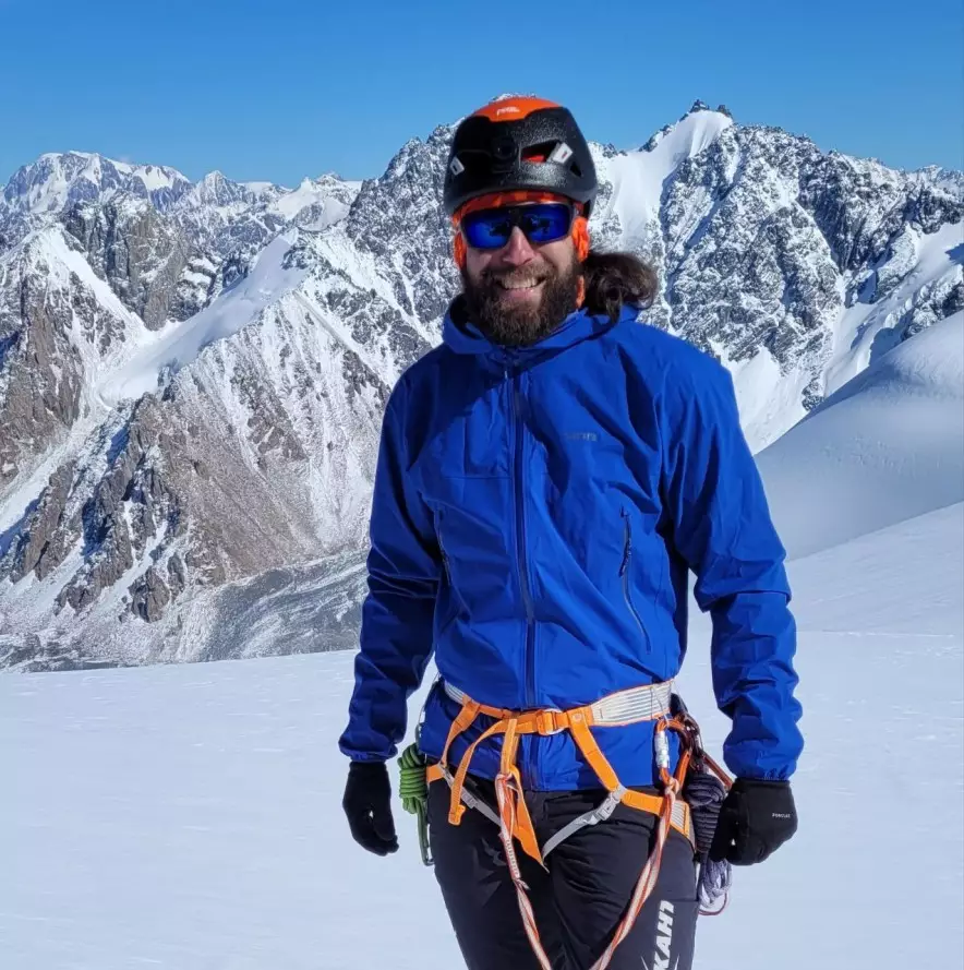 «Шансы попасть в лавину есть всегда»: инструктор Даниил Духович о том, как защитить себя в горах