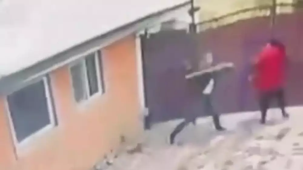 Мүлікті қиратып, соққыға жыққан: Желіде Қаскелеңдегі отбасылық жанжалдың видеосы тарады