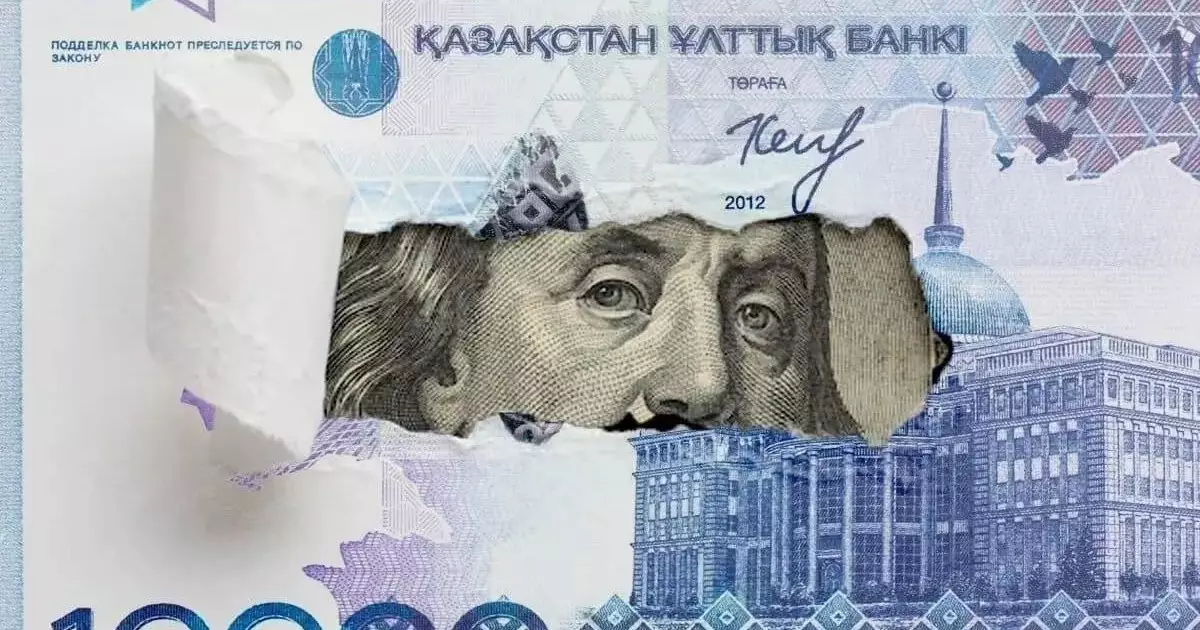  Казахстанцы массово скупают доллары в обменниках 