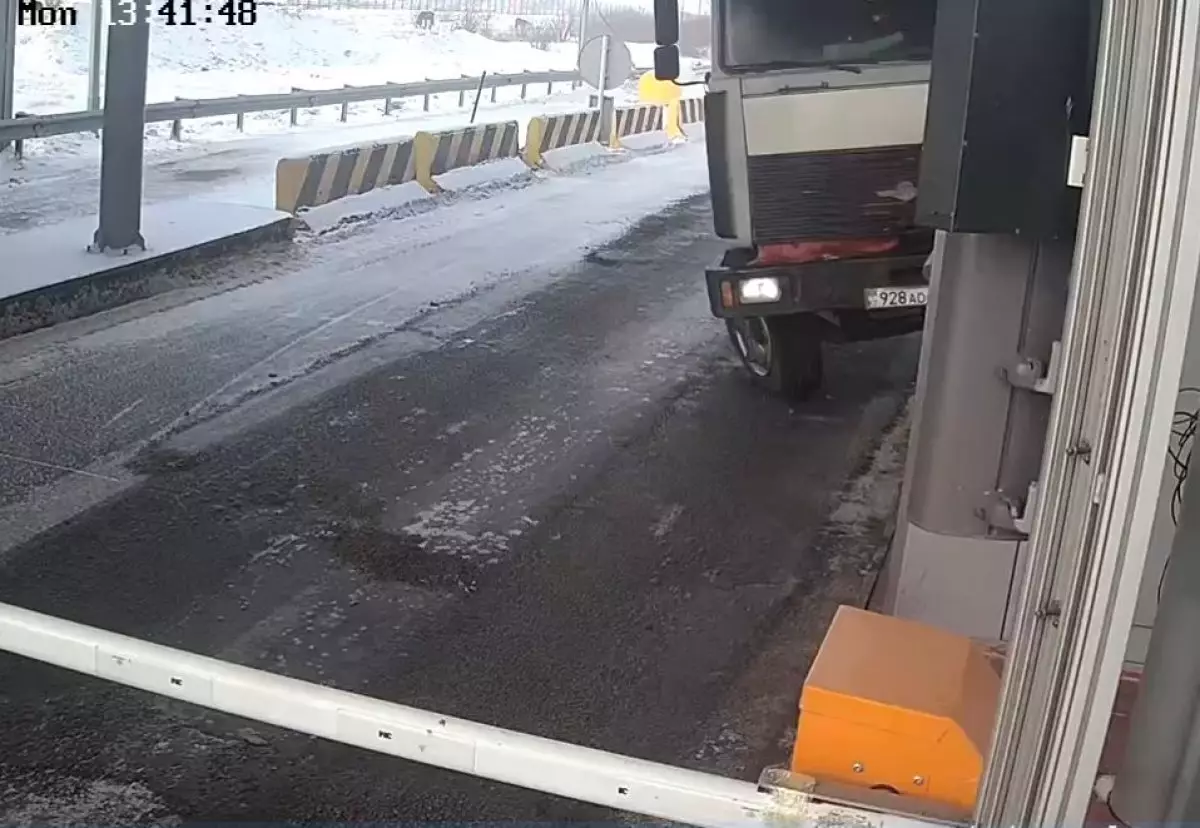 Грузовик врезался в терминал из-за отказа тормозов на трассе Астана – Петропавловск