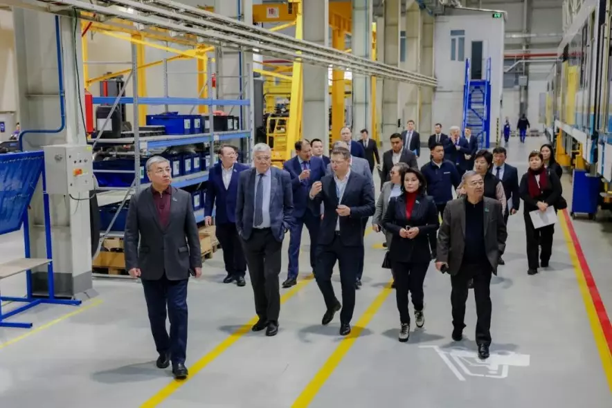 Депутаты Сената посетили производство новых пассажирских вагонов в Астане