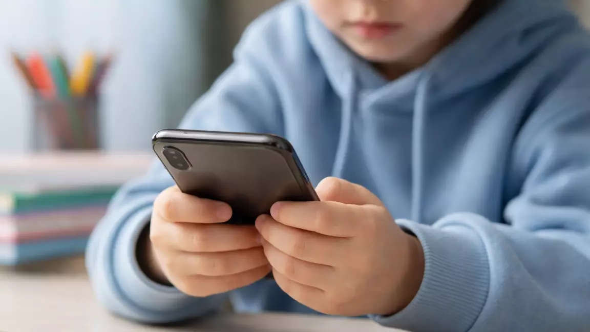 Телефон мен әлеуметтік желілерге тыйым: Қазақстанда балаларға жаңа шектеу қойылуы мүмкін