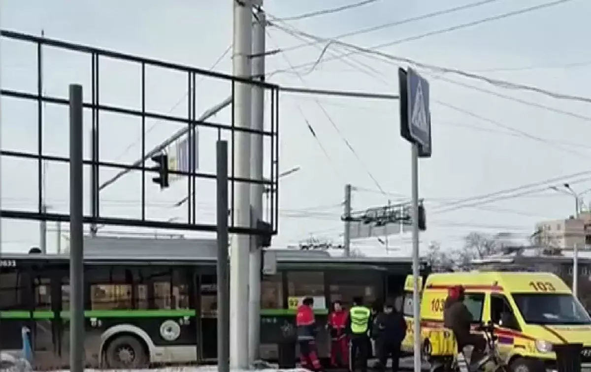 Алматыда автобус жүргізушісі жол үстінде қаза тапт