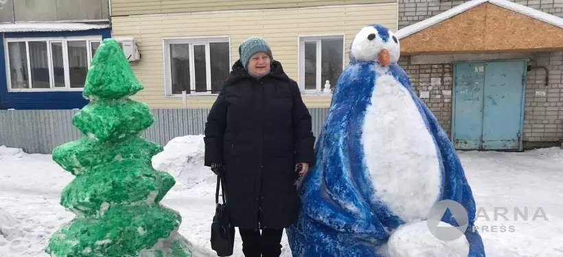 Праздничными фигурами из снега радует соседей житель одного из районов Семея