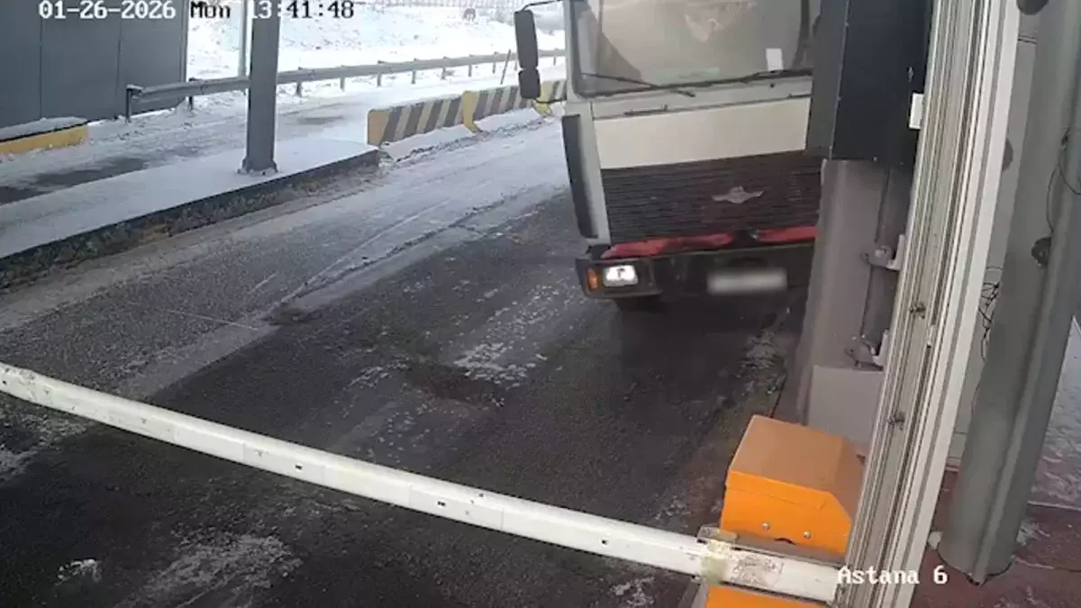 Грузовик протаранил пункт оплаты проезда на трассе Астана – Петропавловск (ВИДЕО)