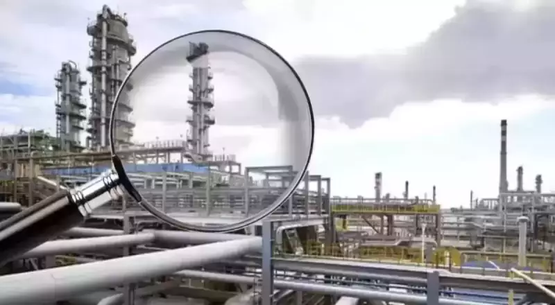 В Атырау проверяют нефтезавод из-за запаха серы и загрязнения воздуха