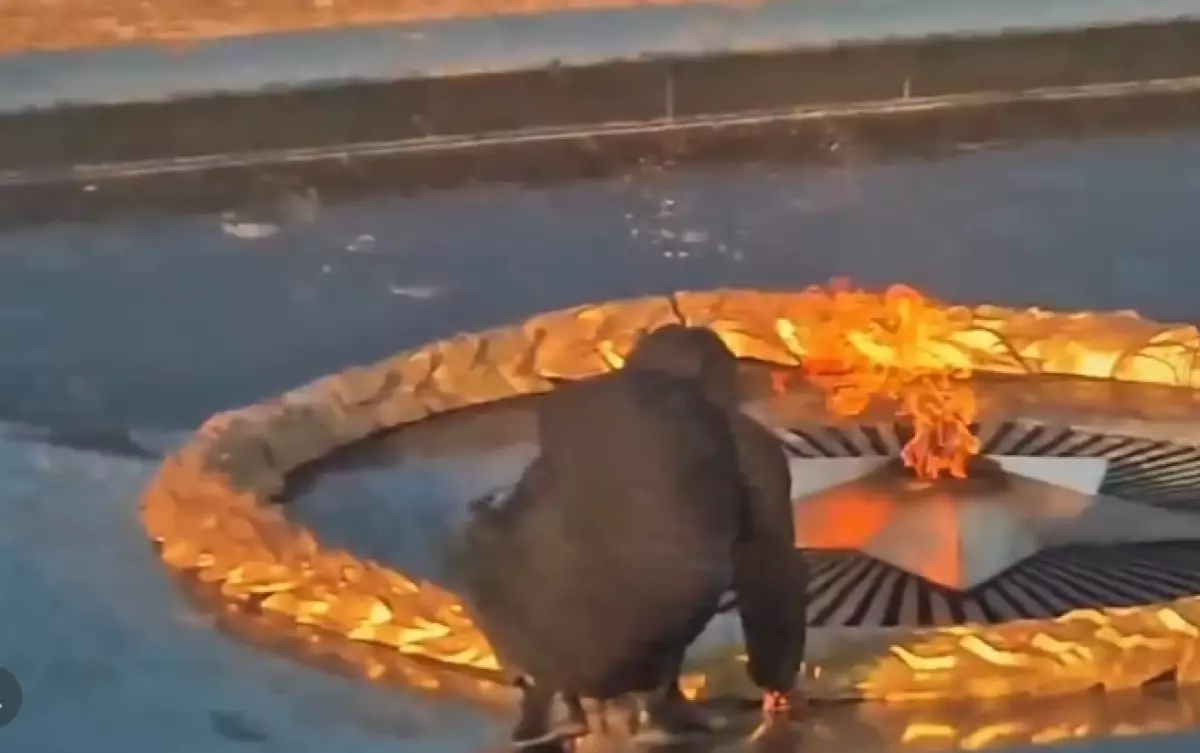 Мужчину, осквернившего Вечный огонь, задержали в Уральске