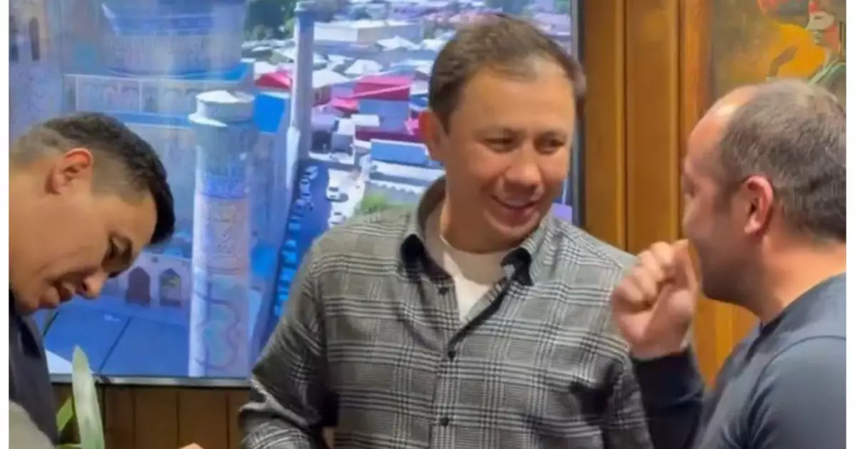  Геннадий Головкин Өзбекстан құрамасының бокстан бас бапкеріне сыйлық табыстады (ВИДЕО) 