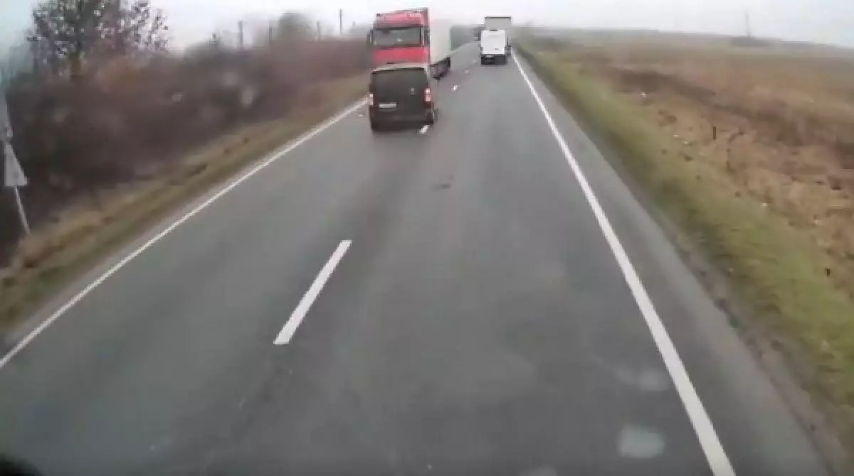 Жеті адам қаза тапқан: матчқа бара жатқан ПАОК жанкүйерлері жол апатына ұшырады