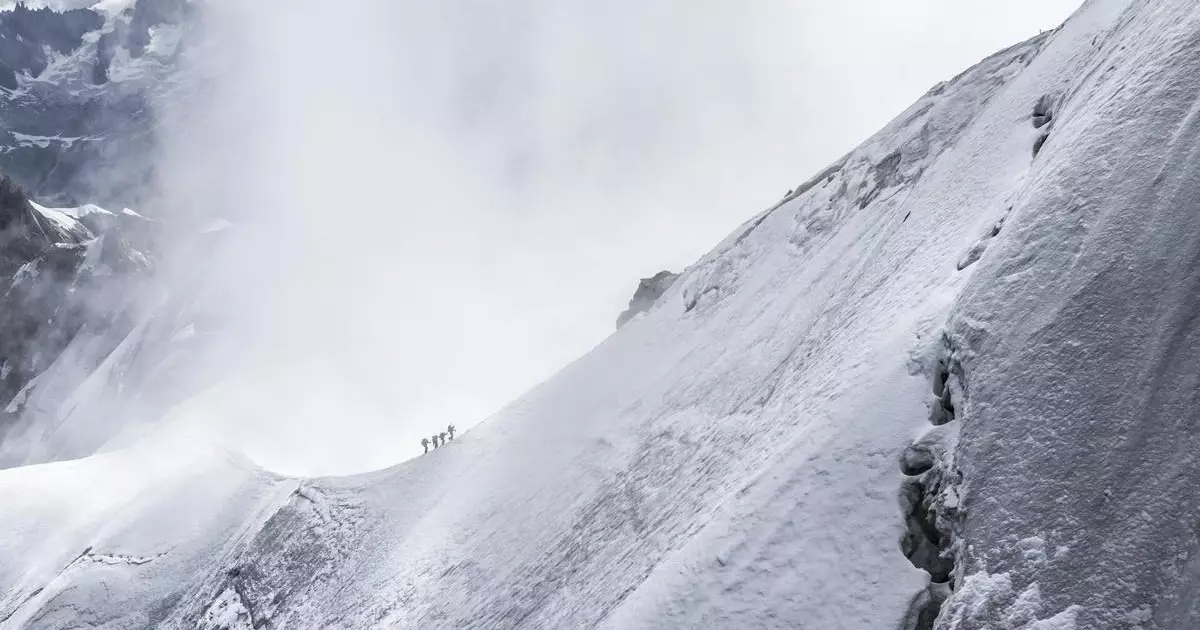 Ограничения введут на трассе в Восточном Казахстане из-за лавин.