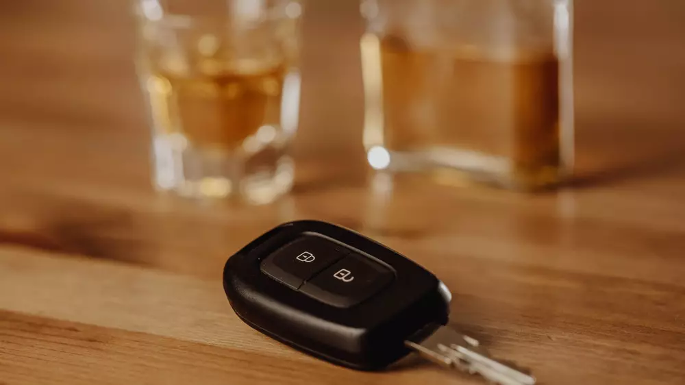 Чиновник оправдался болезнью ребенка после задержания пьяным за рулем во дворе в Экибастузе