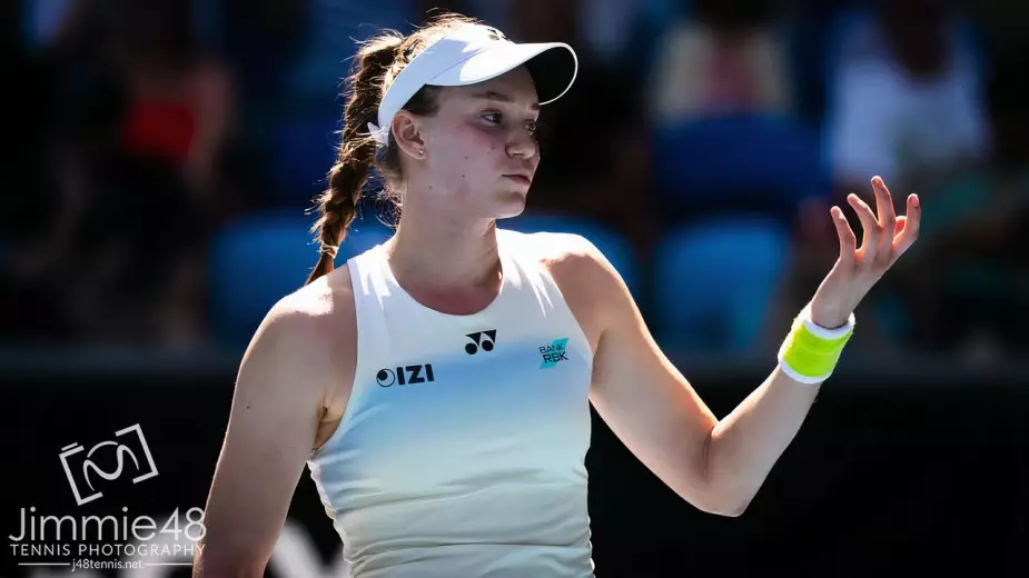 Рыбакина разгромом Швентек во втором сете вышла в полуфинал Australian Open
