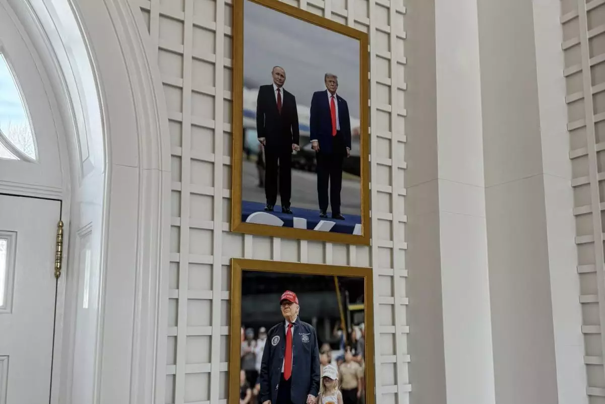 Фото, которое заметили не сразу: в Белом доме появился совместный портрет Трампа и Путина