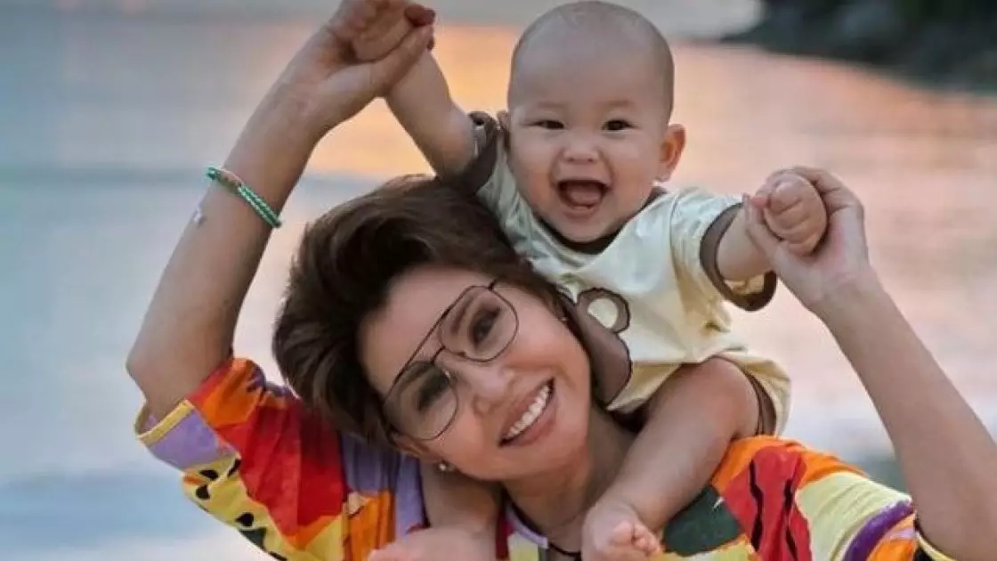 «Қандай ақылды!»: Роза Рымбаеваның немересі жұртты таңғалдырды