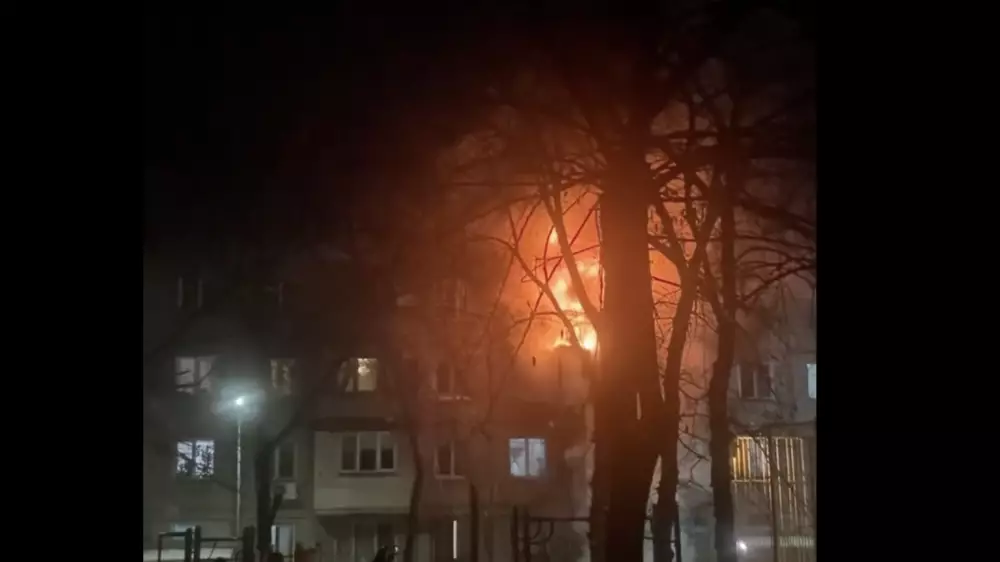 В Алматы ночью горела многоэтажка: видео