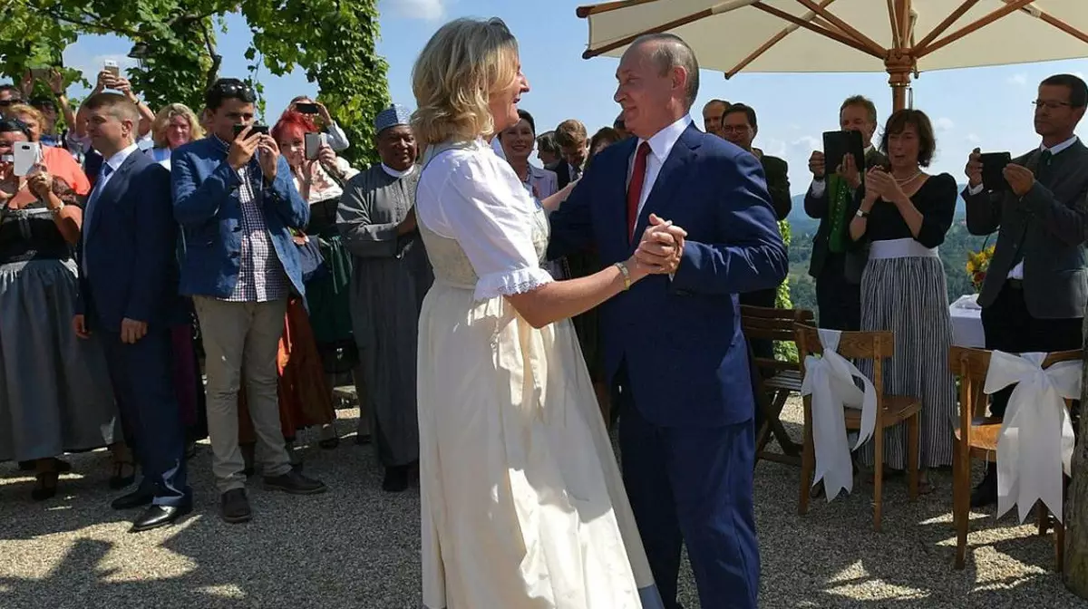 Экс-главу МИД Австрии, сбежавшую в Россию, хотят лишить гражданства