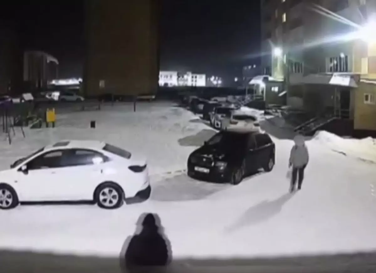 "Не убила же": чем закончилось запугивание у подъезда в Семее