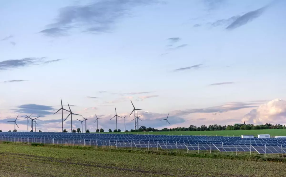 "Жоба құны  2 миллиард доллар": Қытайлық инвесторлар Қазақстанға жел мен күн электр станцияларын салады