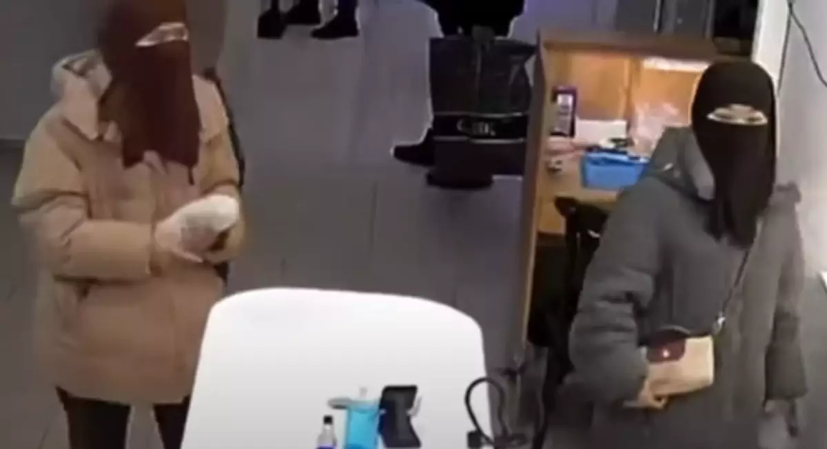 Ақтөбеде екі қыз дүкен сөресінен бірнеше смартфонды ұрлап кетті (видео)