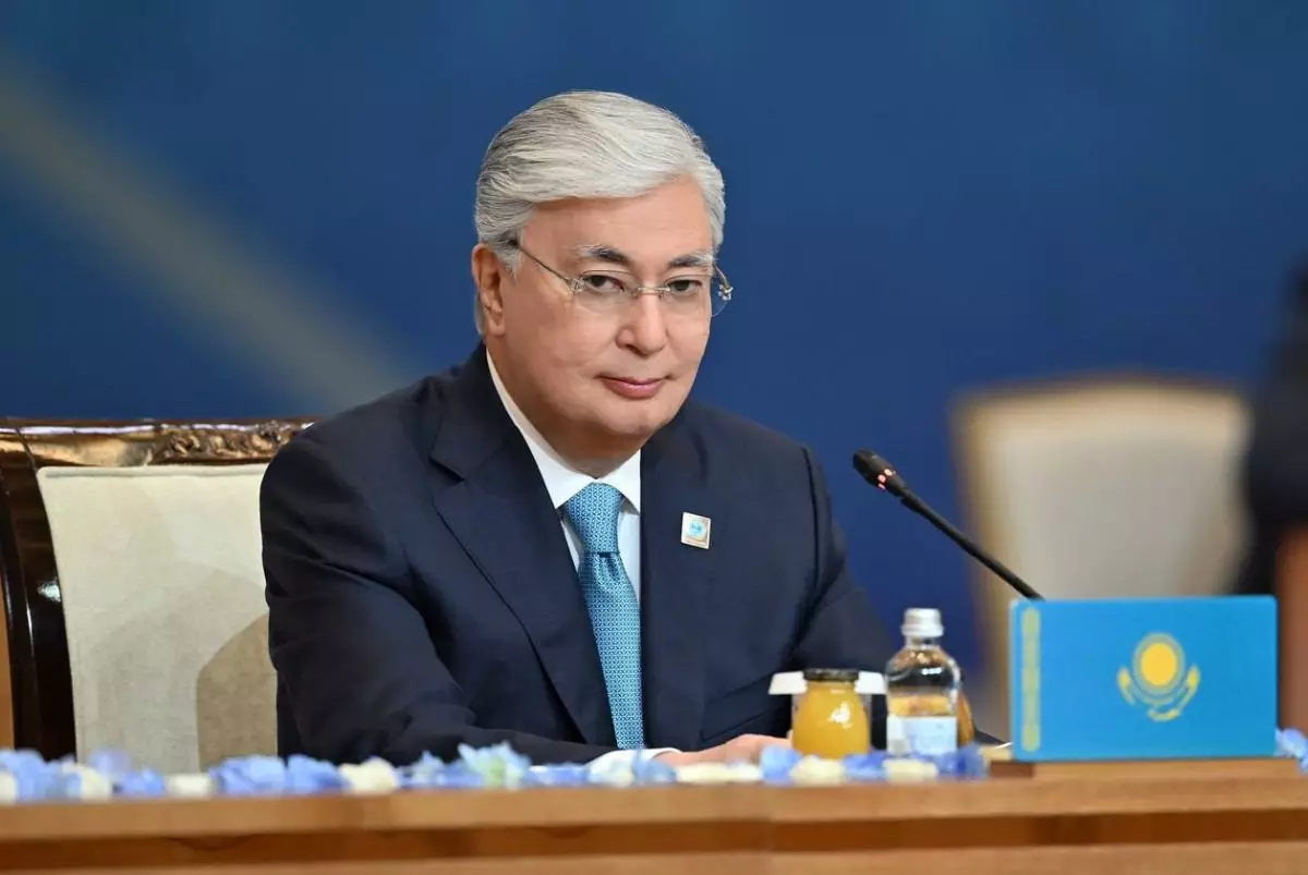 Токаев поздравил учителя химии, вошедшую в топ-50 лучших педагогов мира