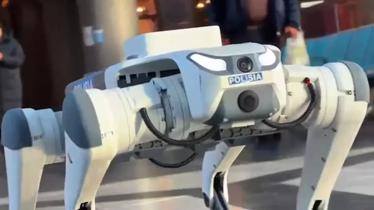 Роботы-собаки начали патрулировать общественные места в Астане (ВИДЕО)