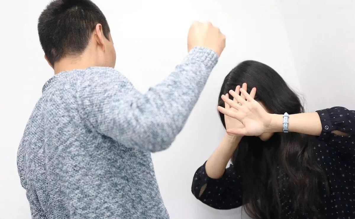 Қосшыда ер адам 5 балалы әйелі мен 2 жасар қызын соққыға жыққан