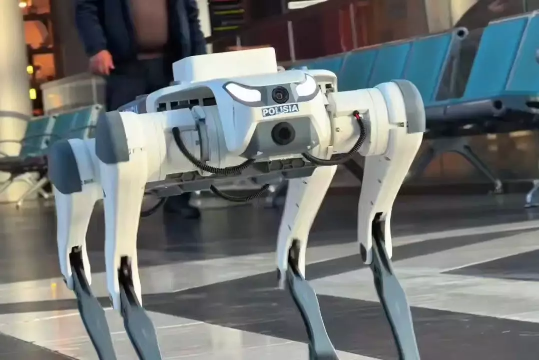 В Астане появился патрульный робот-собака