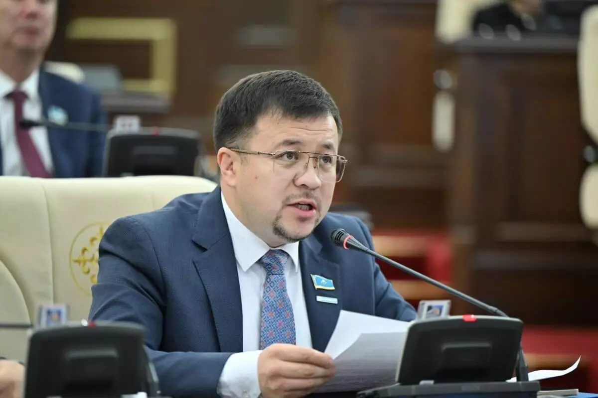 «Заставляют облизывать пол»: депутат раскритиковал психологические тренинги