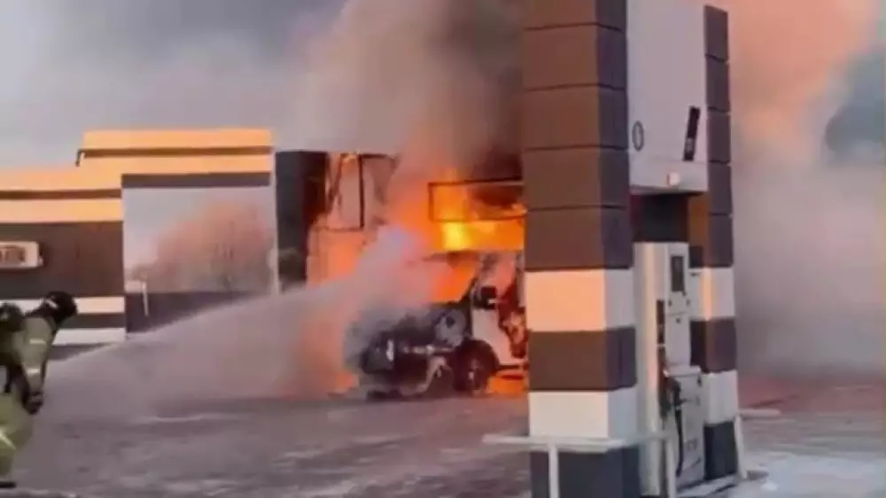 Автомобиль загорелся на газовой заправке в Актобе: видео