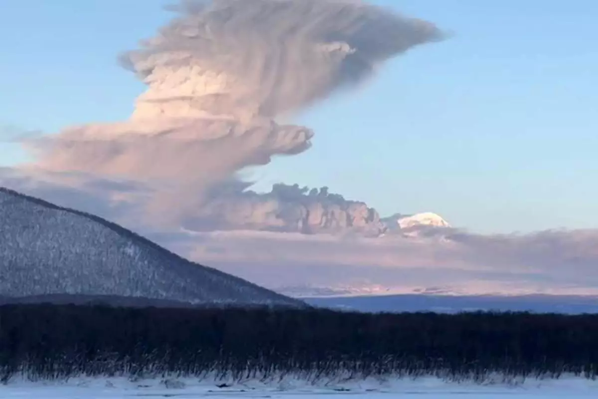 Вулкан на Камчатке выбросил столб пепла на высоту 9 км