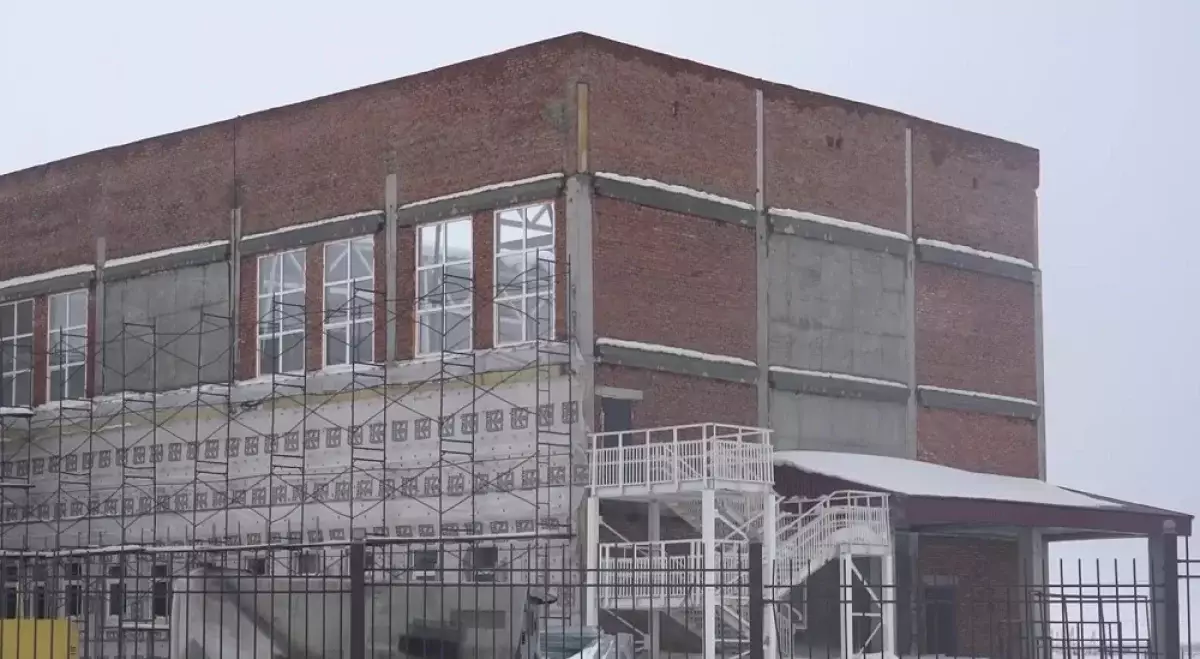 Крышу снесло: суд Костанайской области наказал стройкомпанию за обрушение кровли в школе