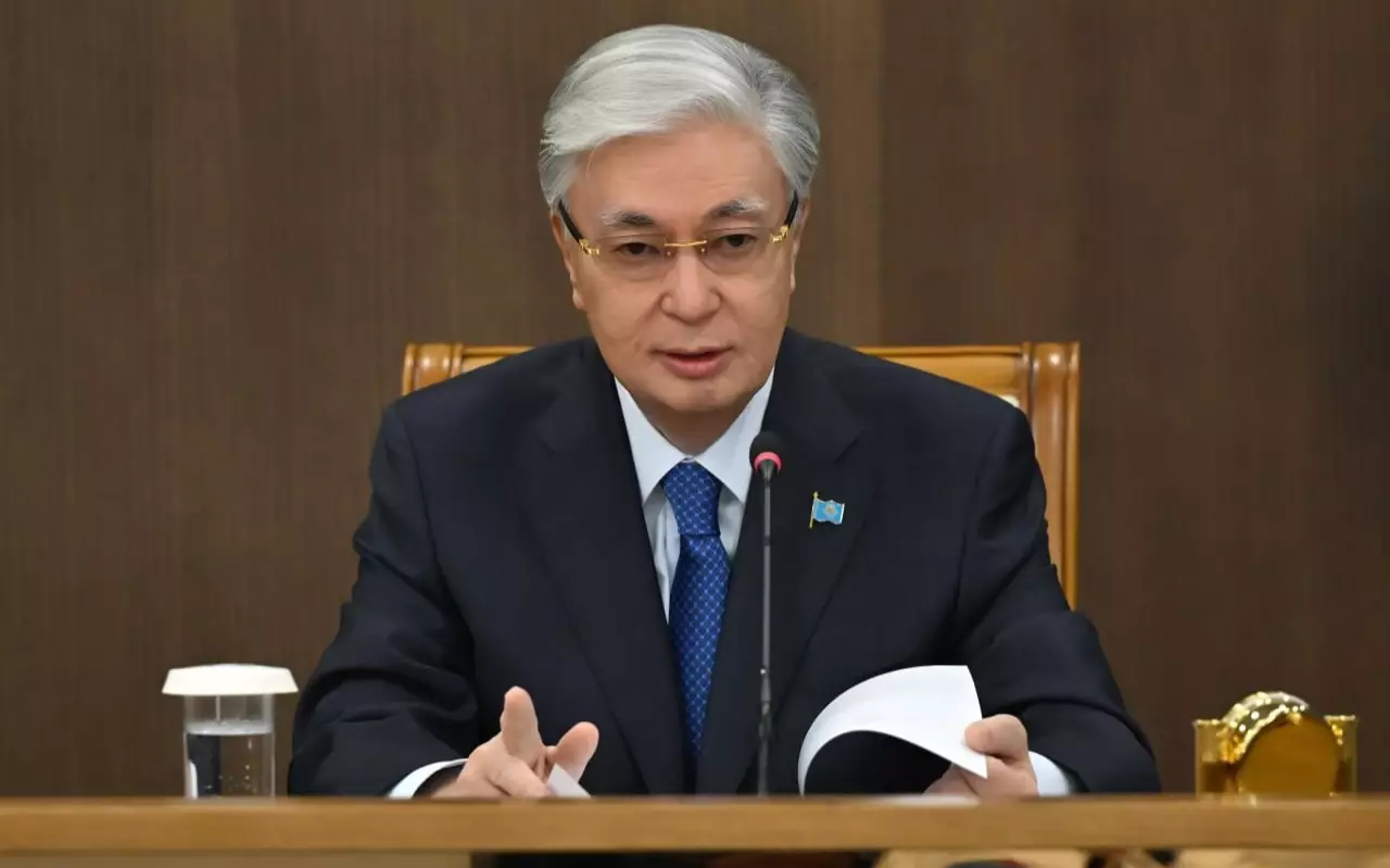 Сопредельная страна перегнала за рубеж через казахстанский банк более 7 трлн тенге – Токаев