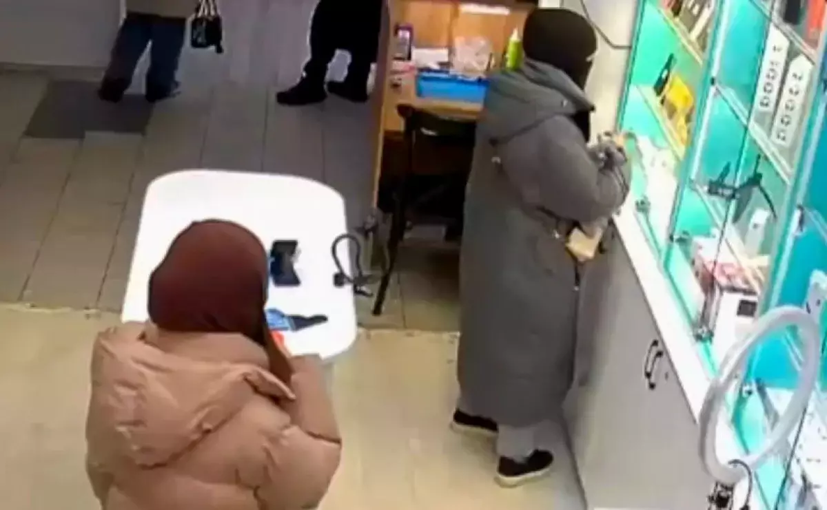 Две девушки в никабах украли несколько iPhone из магазина в Актобе