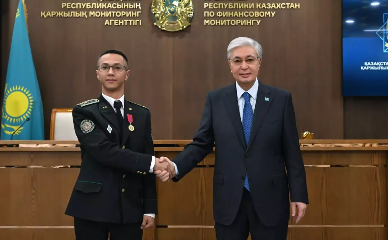 Токаев наградил сотрудников АФМ